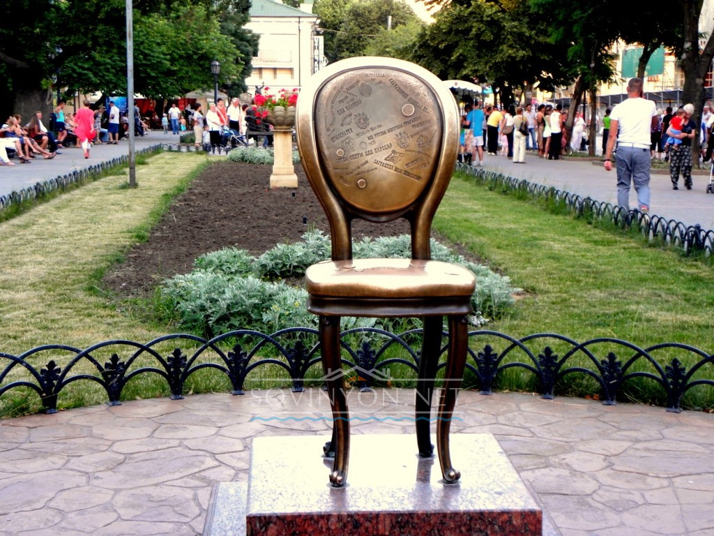 В каком городе памятник стулу